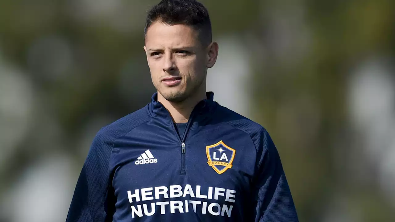 Chicharito responds to clown banner with 2 goals for Galaxy