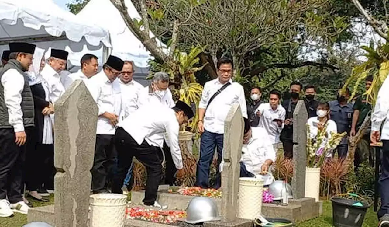 Puan Maharani-Cak Imin Tabur Bunga di Makam Taufik Kiemas