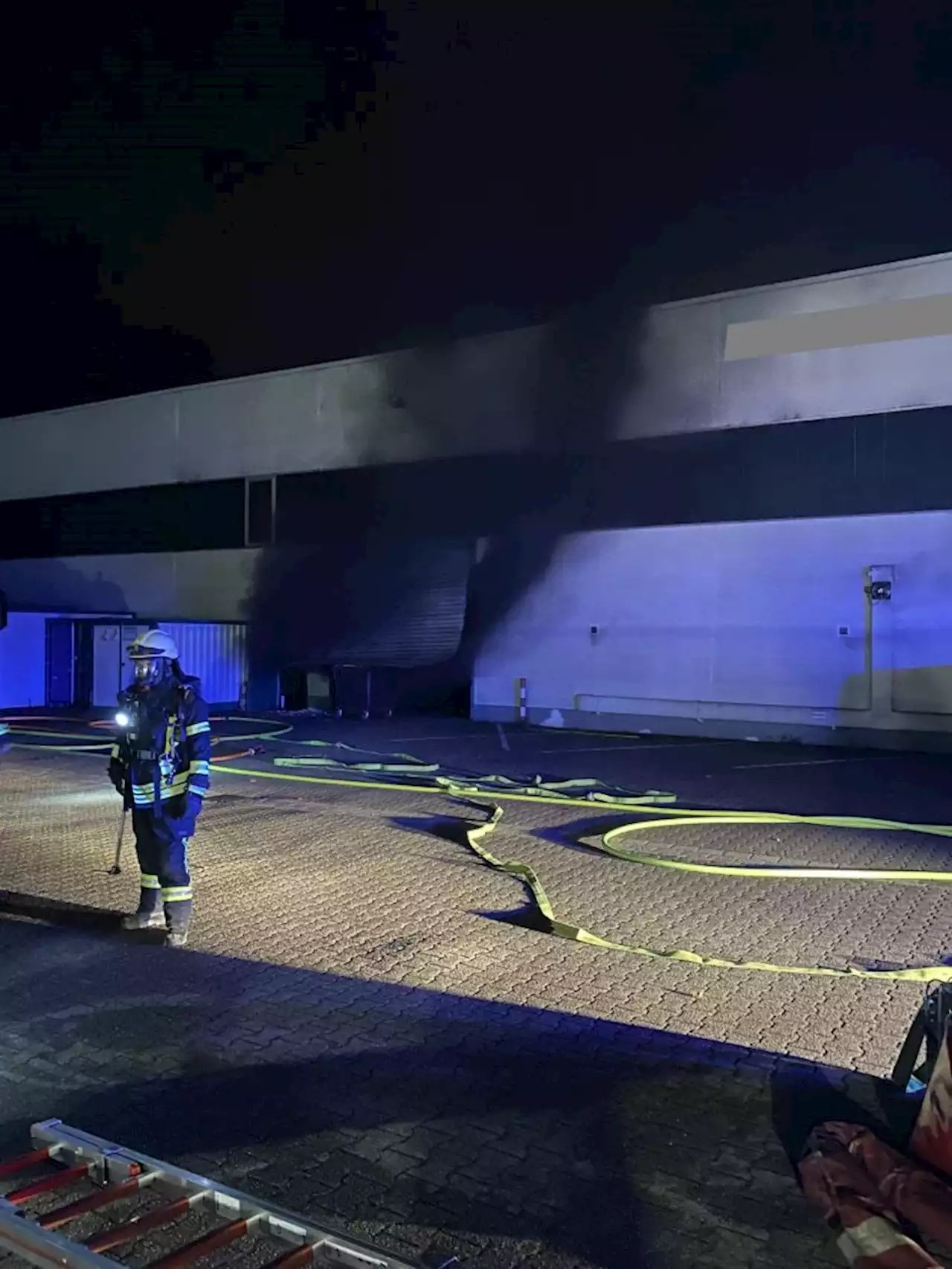 Brand in einer Gewerbehalle in Mülheim-Heißen