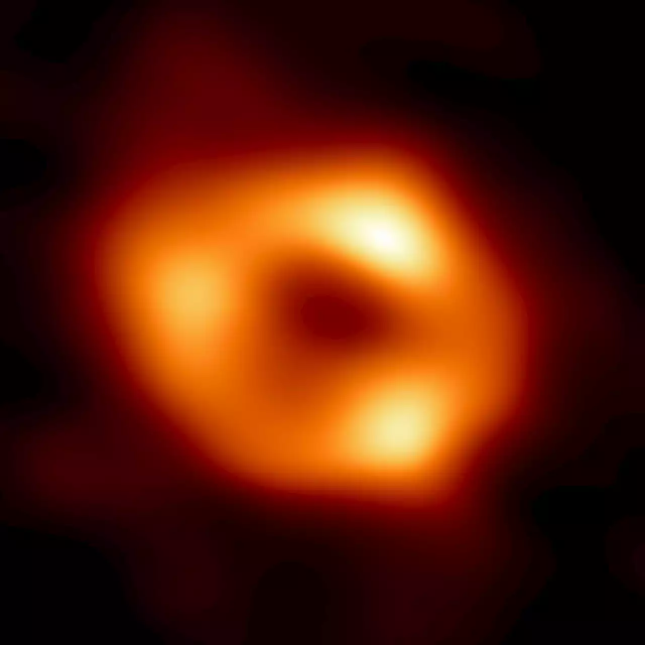 Bubble of gas zips around galaxy's supermassive black hole | Digital Trends