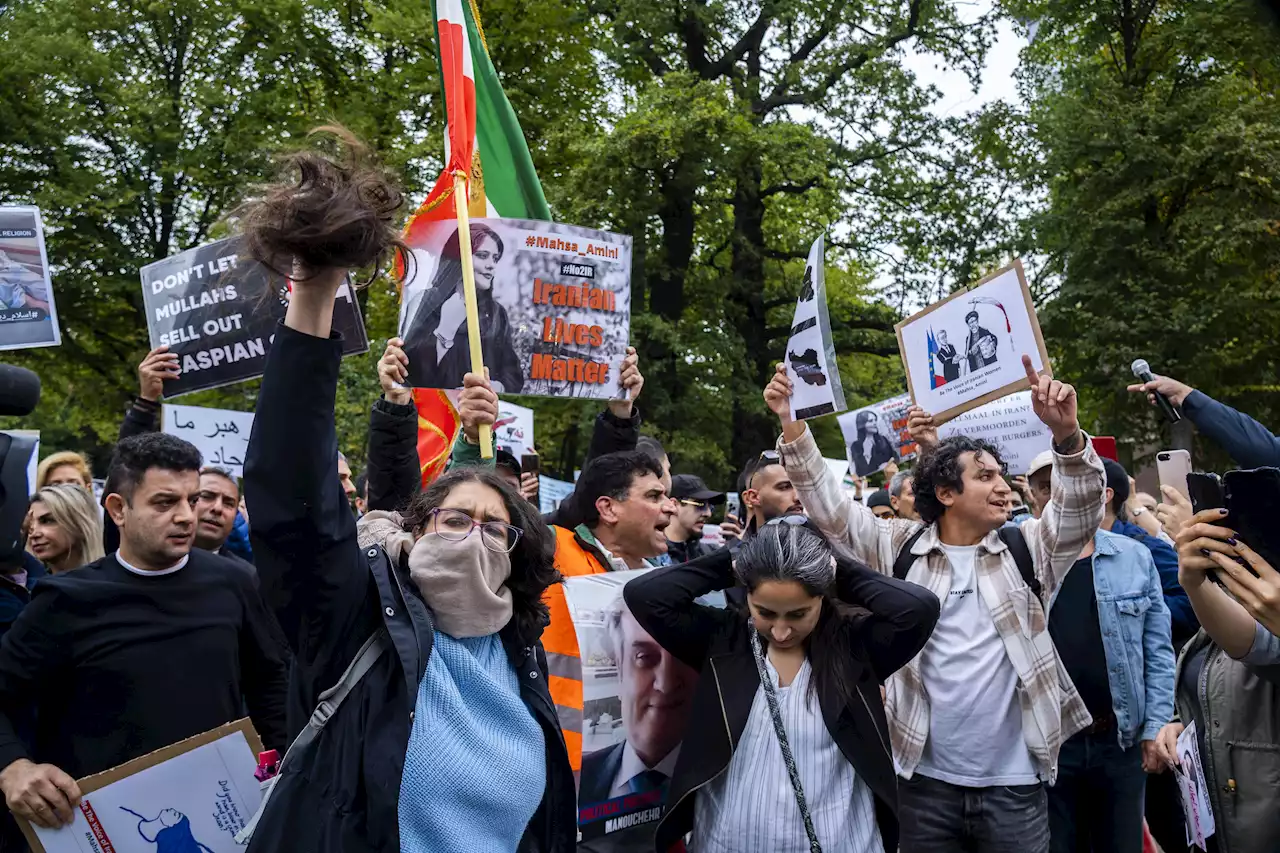 Proteste im Iran - Tausende Menschen protestieren gegen Regimekritiker