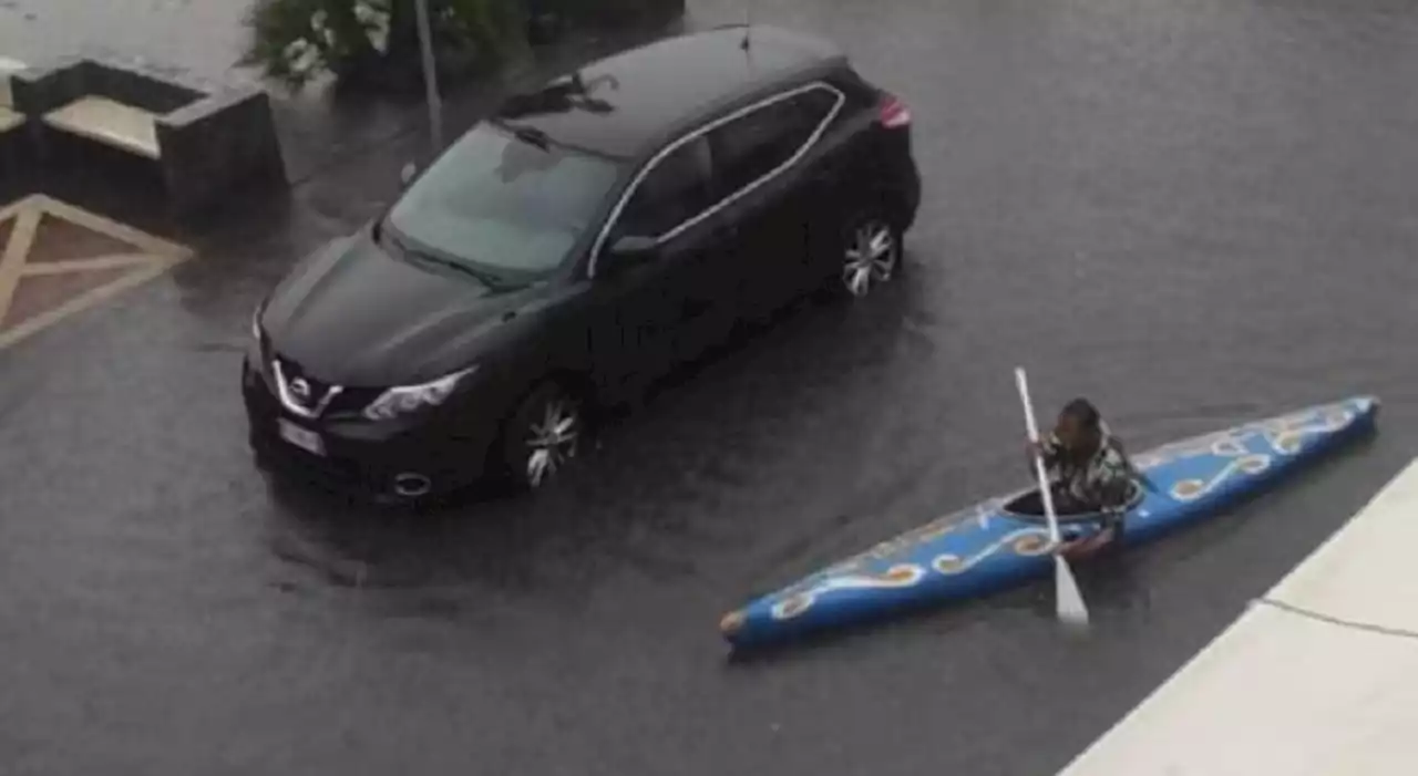 Maltempo, con la canoa tra le strade allagate: ci sono 40 centimetri d'acqua VIDEO