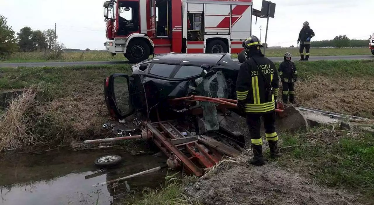 Sbanda con l'auto e finisce nel canale: Giuseppe muore sul colpo nell'impatto FOTO