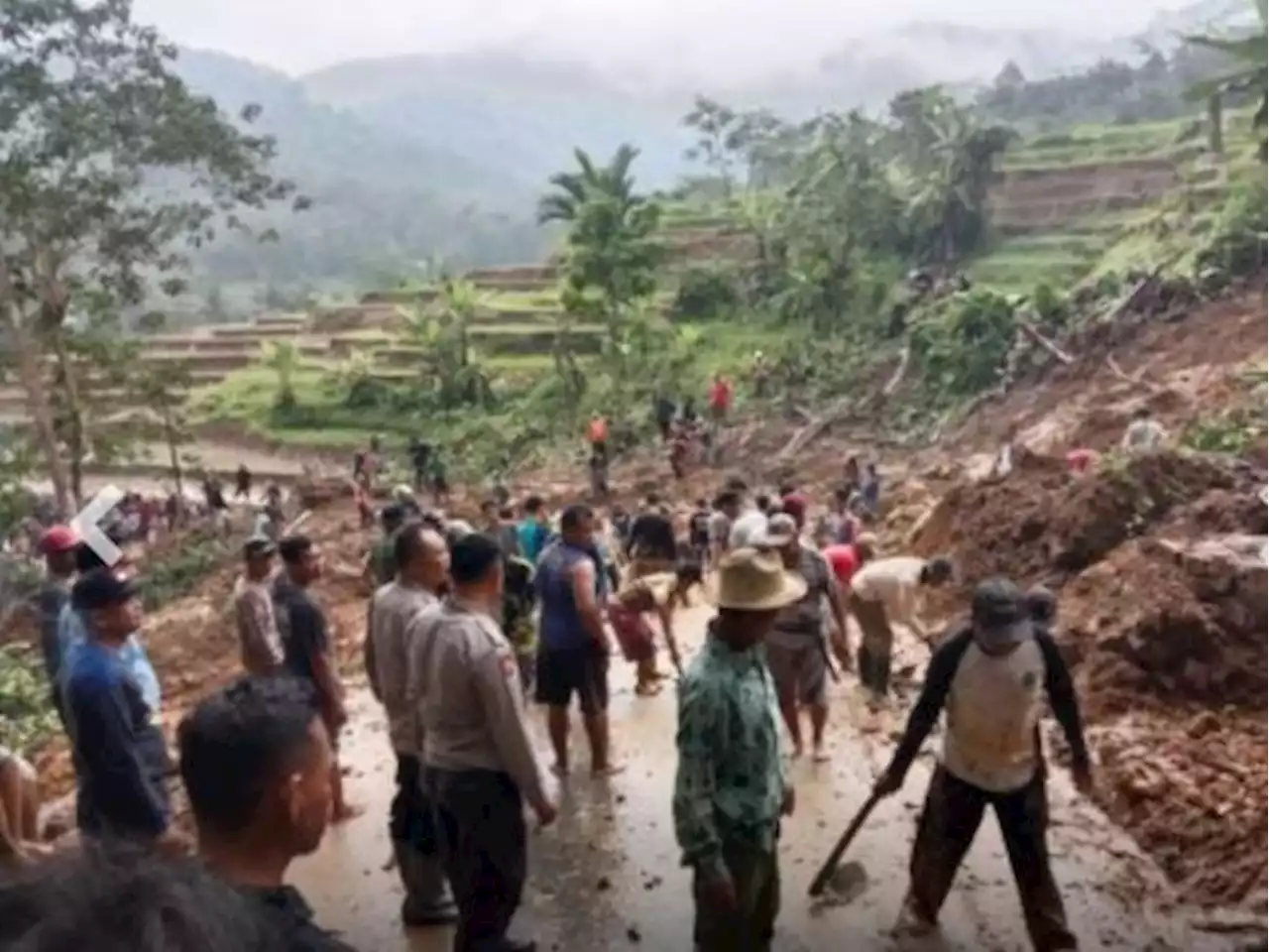 Jalan Utama Kecamatan Bantarkalong Menuju Culamega Tertutup Longsor