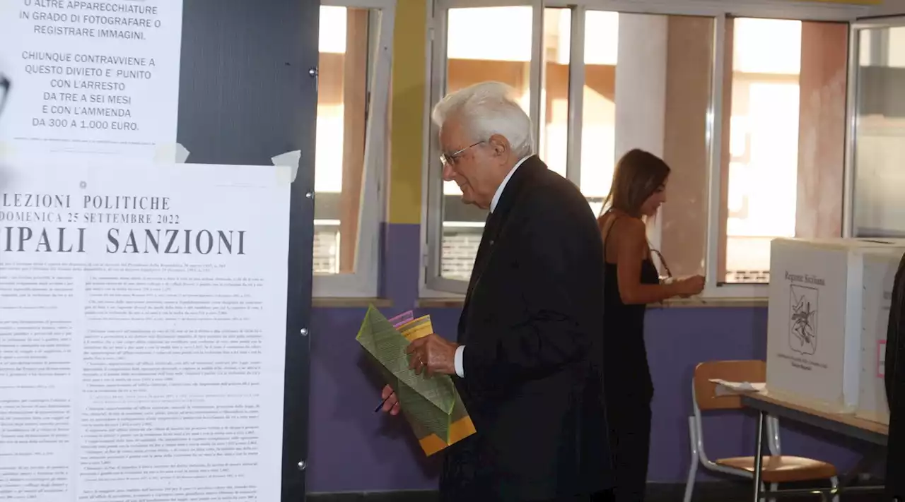 Elezioni, Mattarella vota a Palermo tra gli applausi