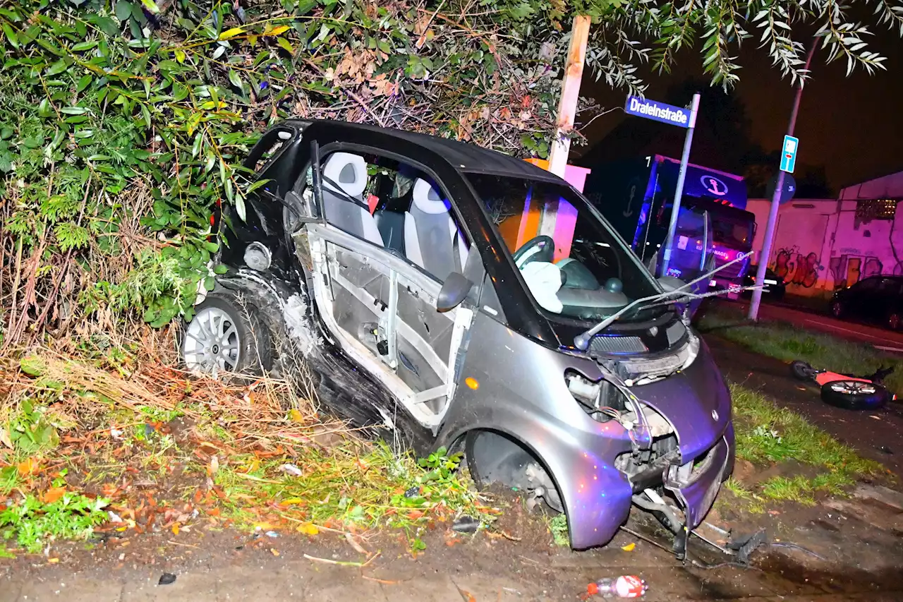 Abbiegeunfall: Smart verliert bei Crash Reifen und Stoßstange – drei Verletzte