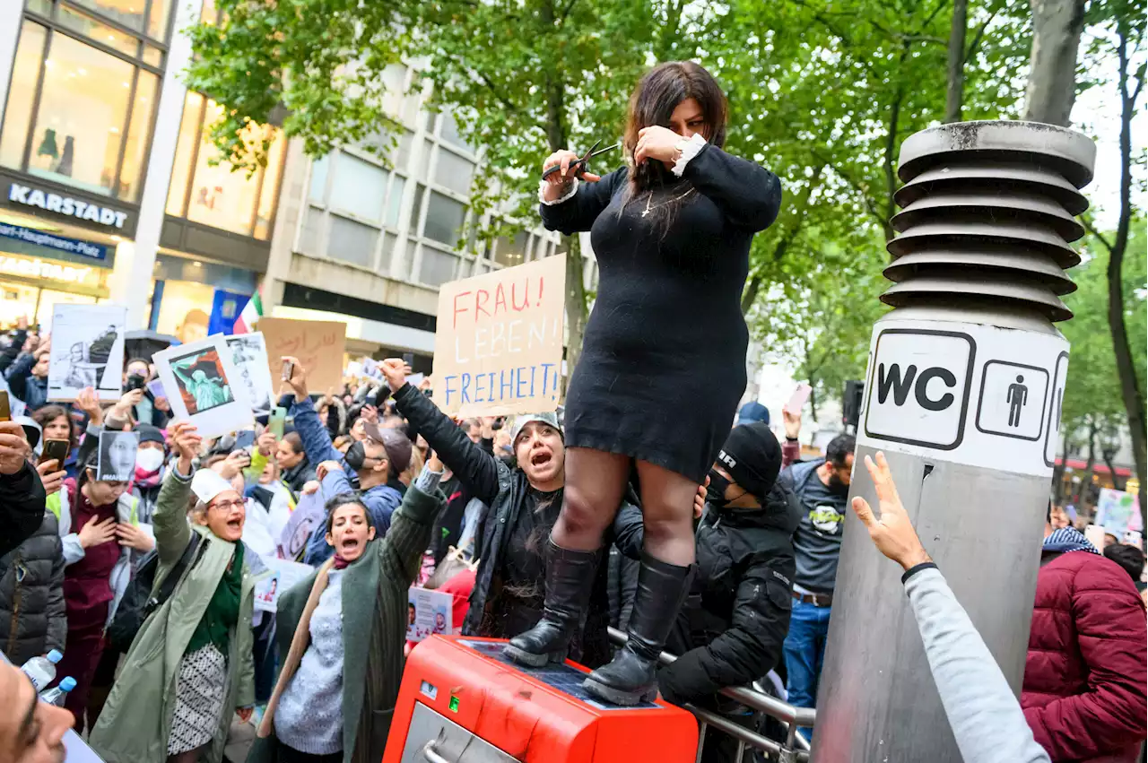 Proteste gegen iranisches Regime – Frauen schneiden sich die Haare ab