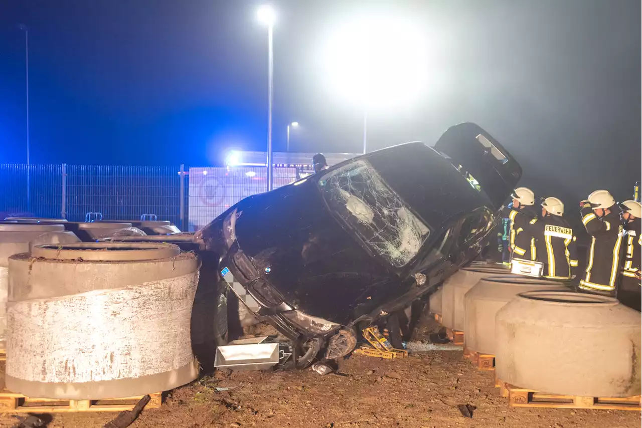 Spektakulärer Unfall bei Hamburg: BMW durchbricht Zaun und hebt ab