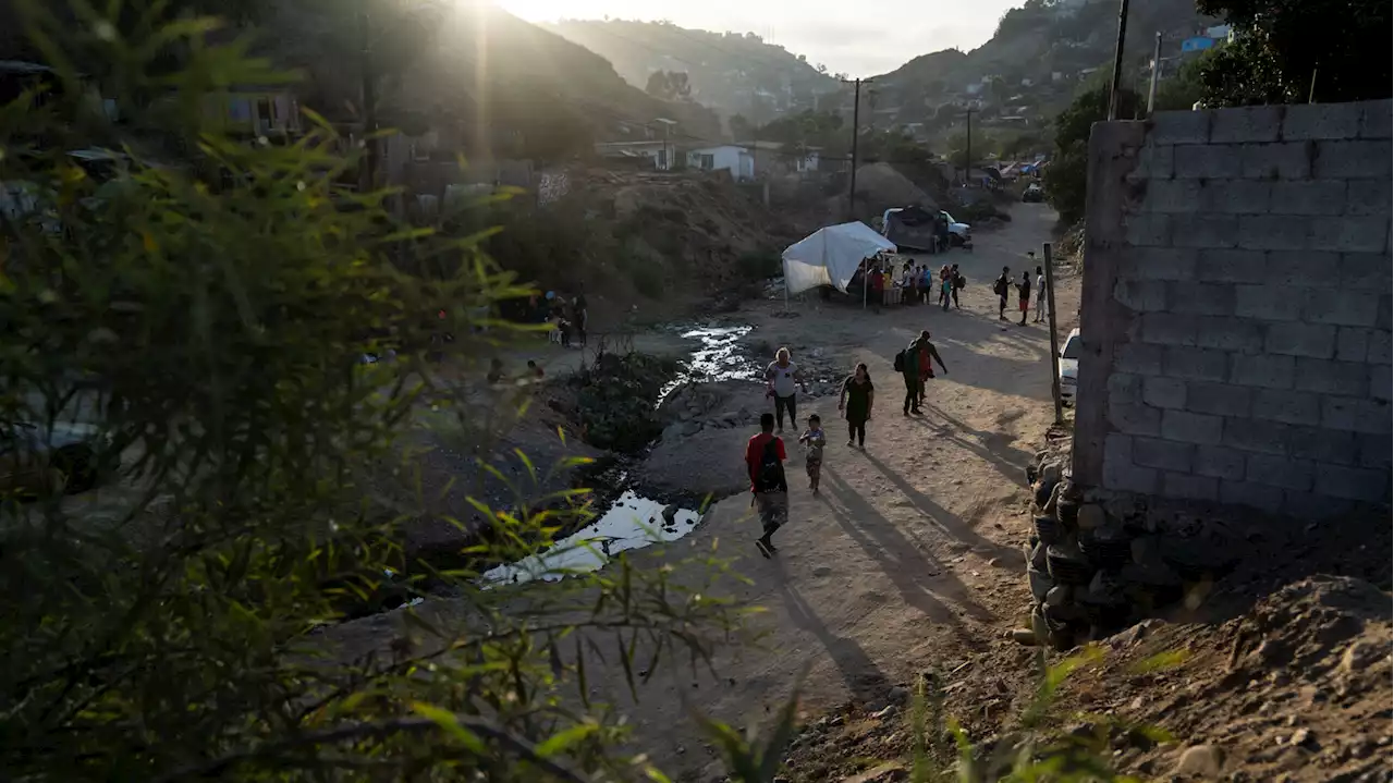 De fosas comunes a Martha's Vineyard, el sueño americano del migrante está plagado