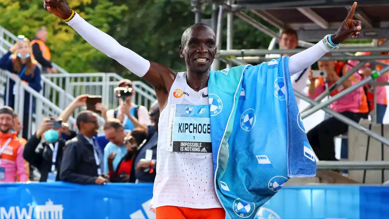 Kipchoge nog niet voldaan na nieuw wereldrecord op marathon: 'Ik kan nog sneller'