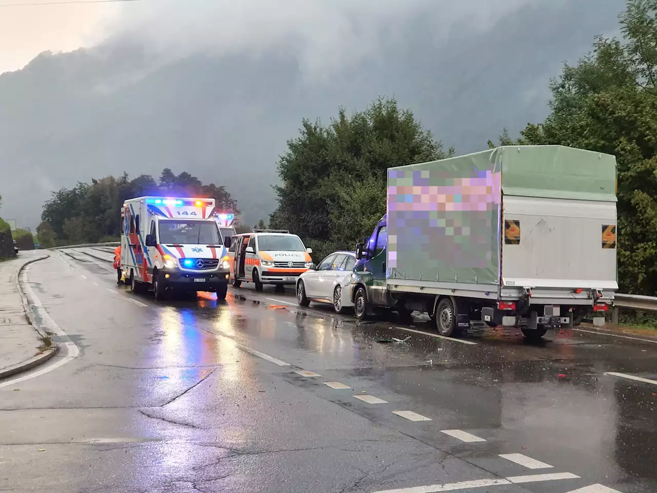 Mitlödi GL: Hauptstrasse nach schwerem Verkehrsunfall dreieinhalb Stunden gesperrt