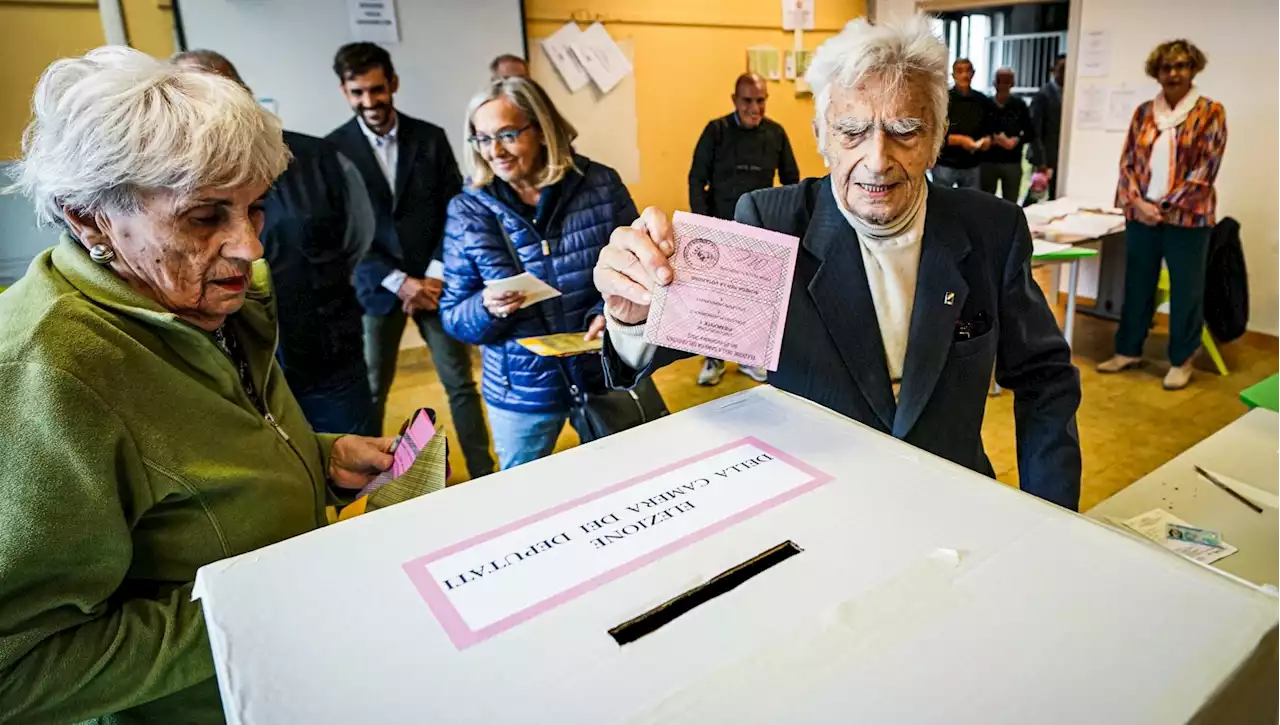 Al seggio assieme al partigiano Bruno Segre (104 anni): 'La destra? Non mi fa paura. La Costituzione ci difenderà'