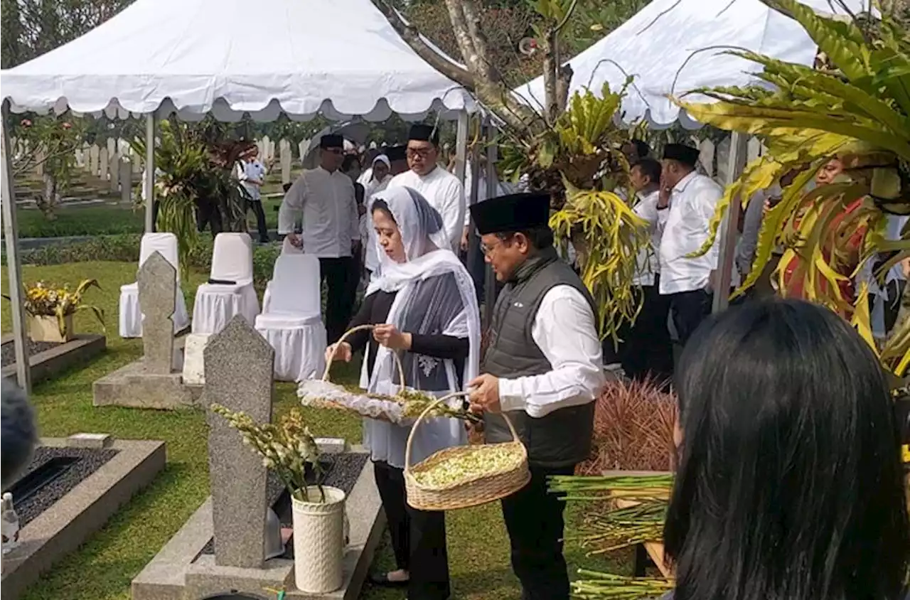 Puan-Cak Imin Khusyuk Berziarah ke Makam Taufik Kiemas