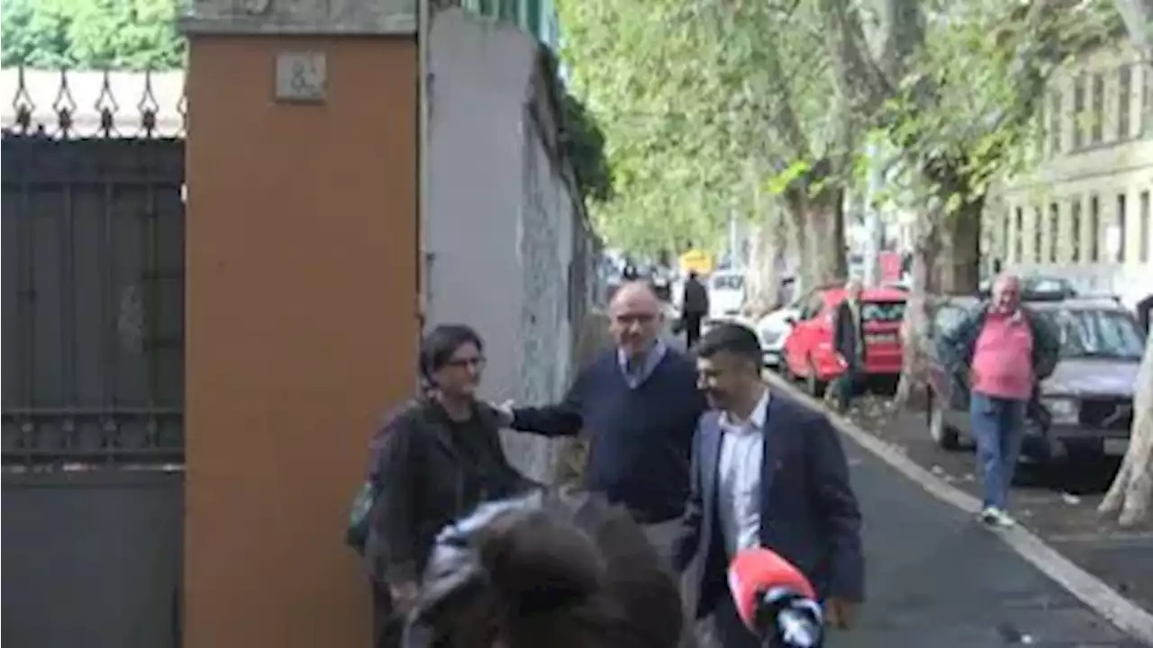 Elezioni 2022, Letta saluta e scatta foto con militanti Pd davanti seggio di Testaccio. Le immagini - Il Sole 24 ORE