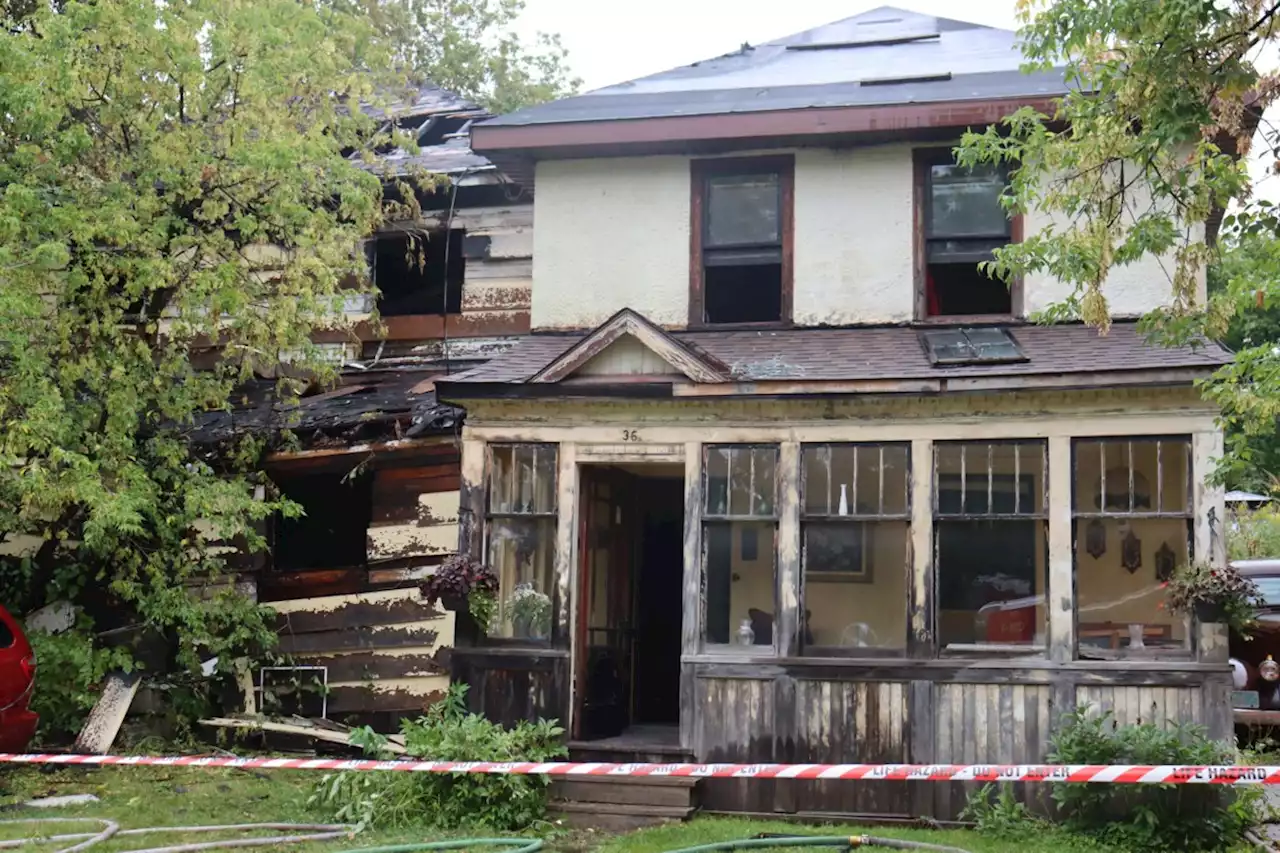 Early morning fire leaves home destroyed (6 photos)