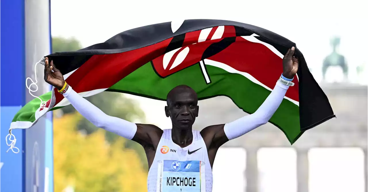 Maratona, Kipchoge infrange il suo record del mondo: a Berlino chiude in 2h01&#39;09&quot;