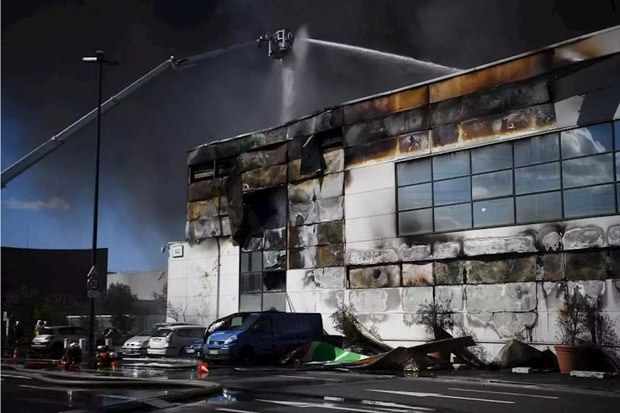 Huge fire destroys warehouse at giant Paris wholesale market