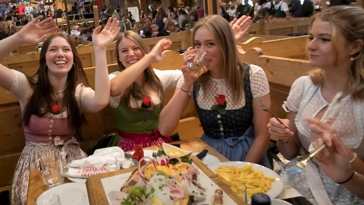 Oktoberfest München: Wie Jugendliche auf der Wiesn feiern