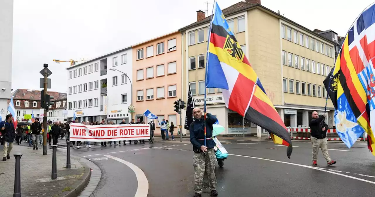 Demonstration in der Saarbrücker Innenstadt: Redner der „Roten Linie“ wirbt für Reichsbürgerideen