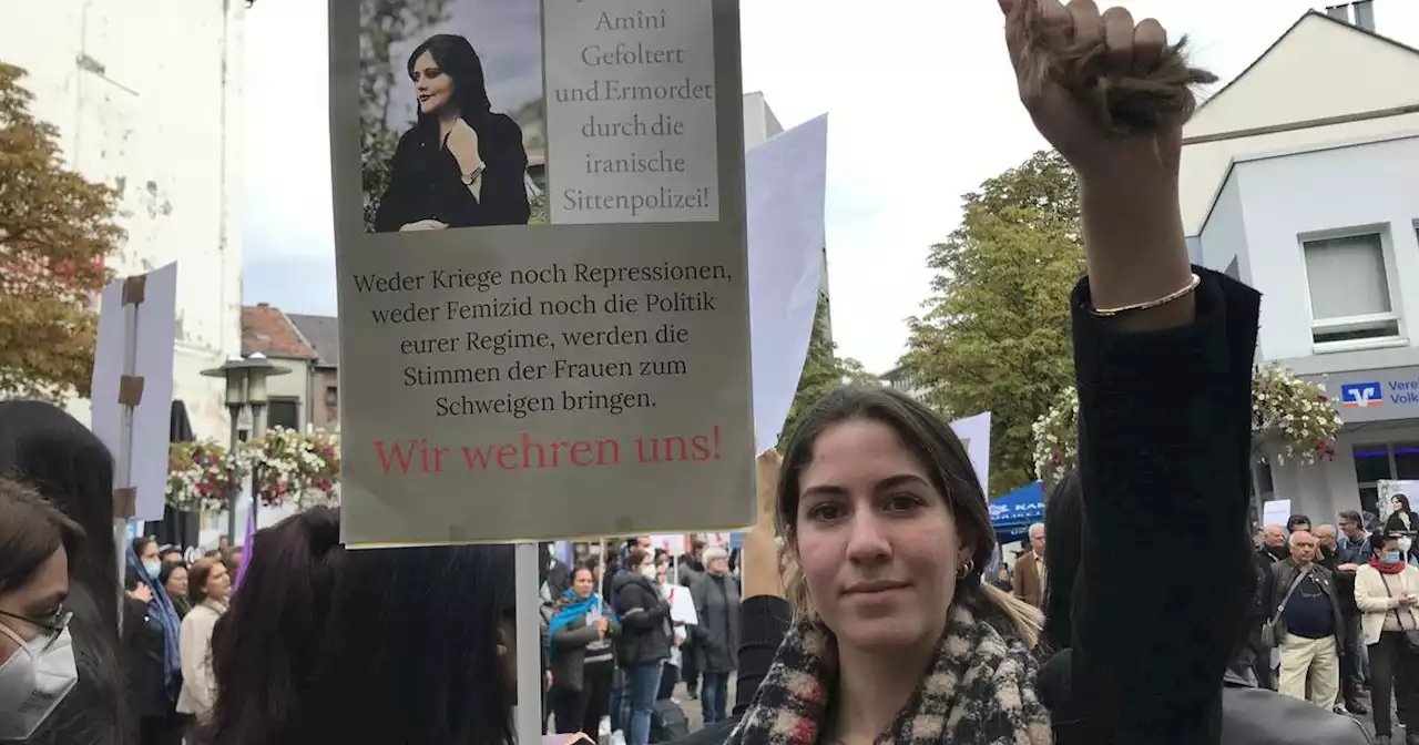 Saarbrücken: Protest gegen „faschistische Mullah-Regime“ – Kurdinnen schneiden sich die Haare ab