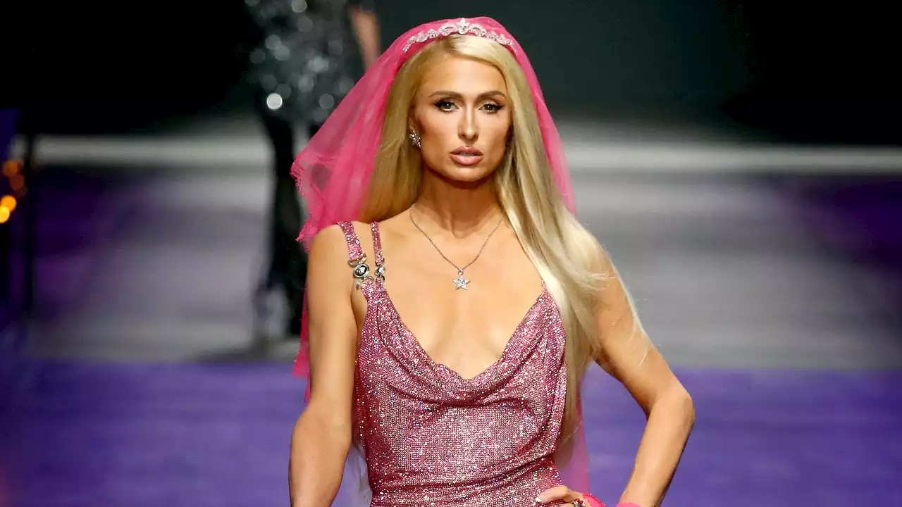 Paris Hilton è la sposa “Barbiecore' di Versace: l'abito è tutto uno scintillio