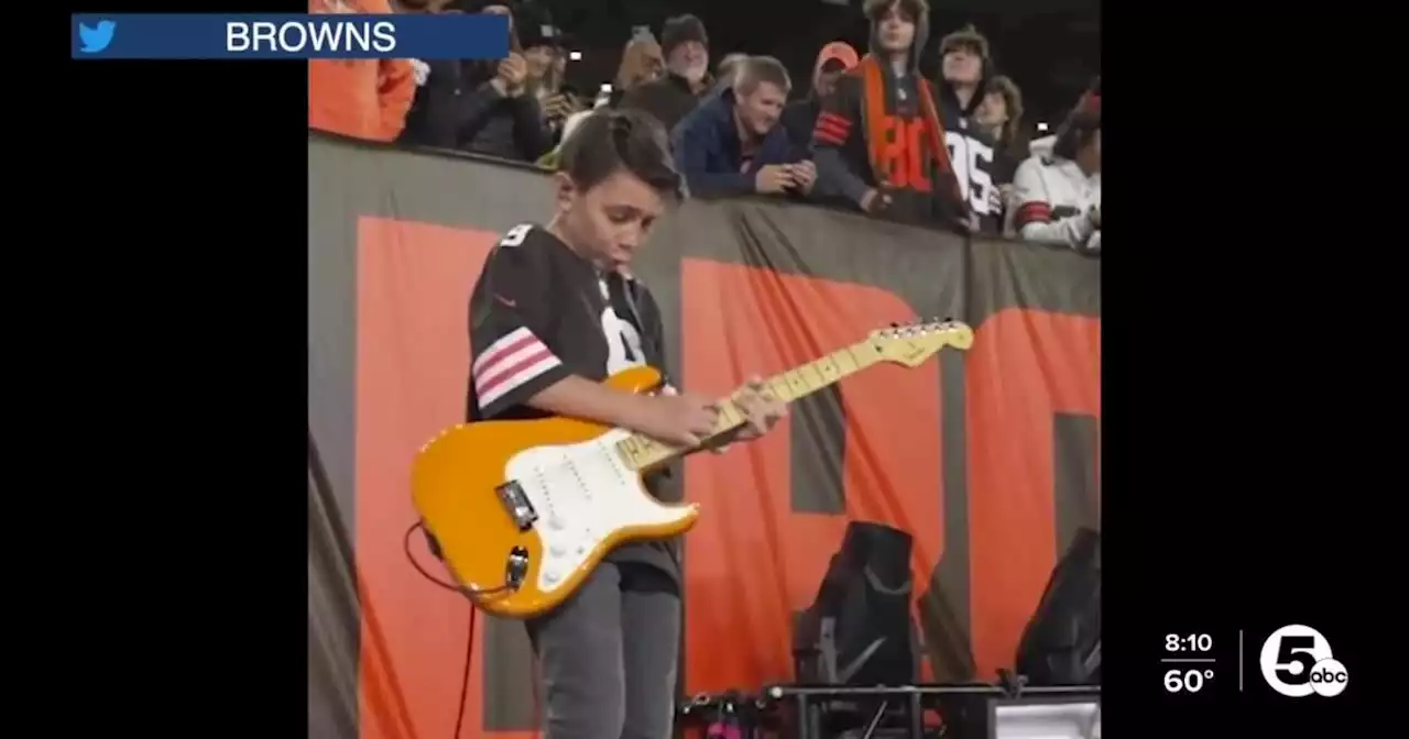 12-year-old guitarist Max Stakolich gives amazing performance at Browns game Thursday