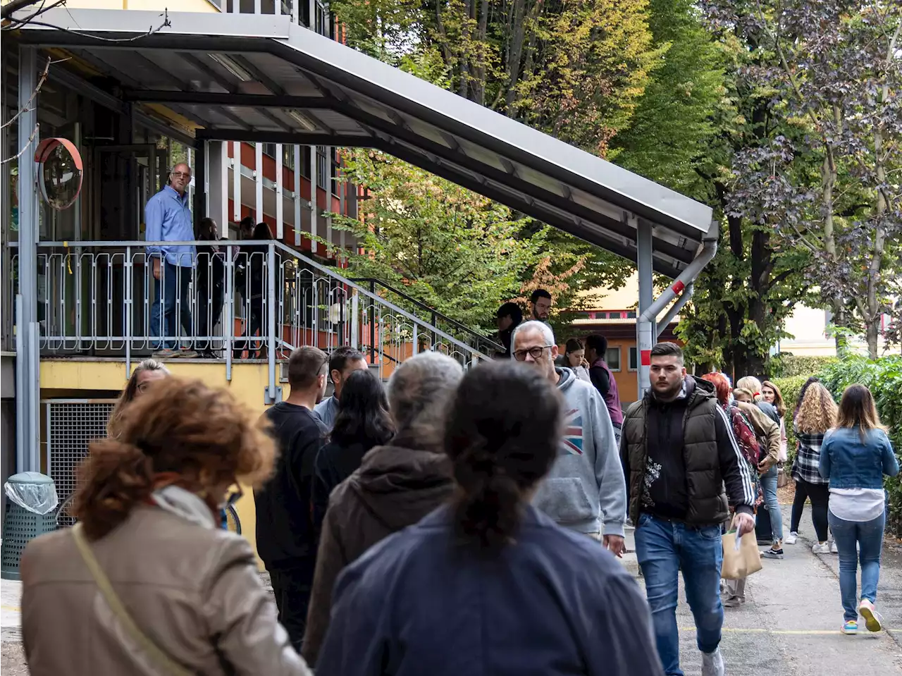 Elezioni 2022, code e polemiche per il 'tagliando antifrode'