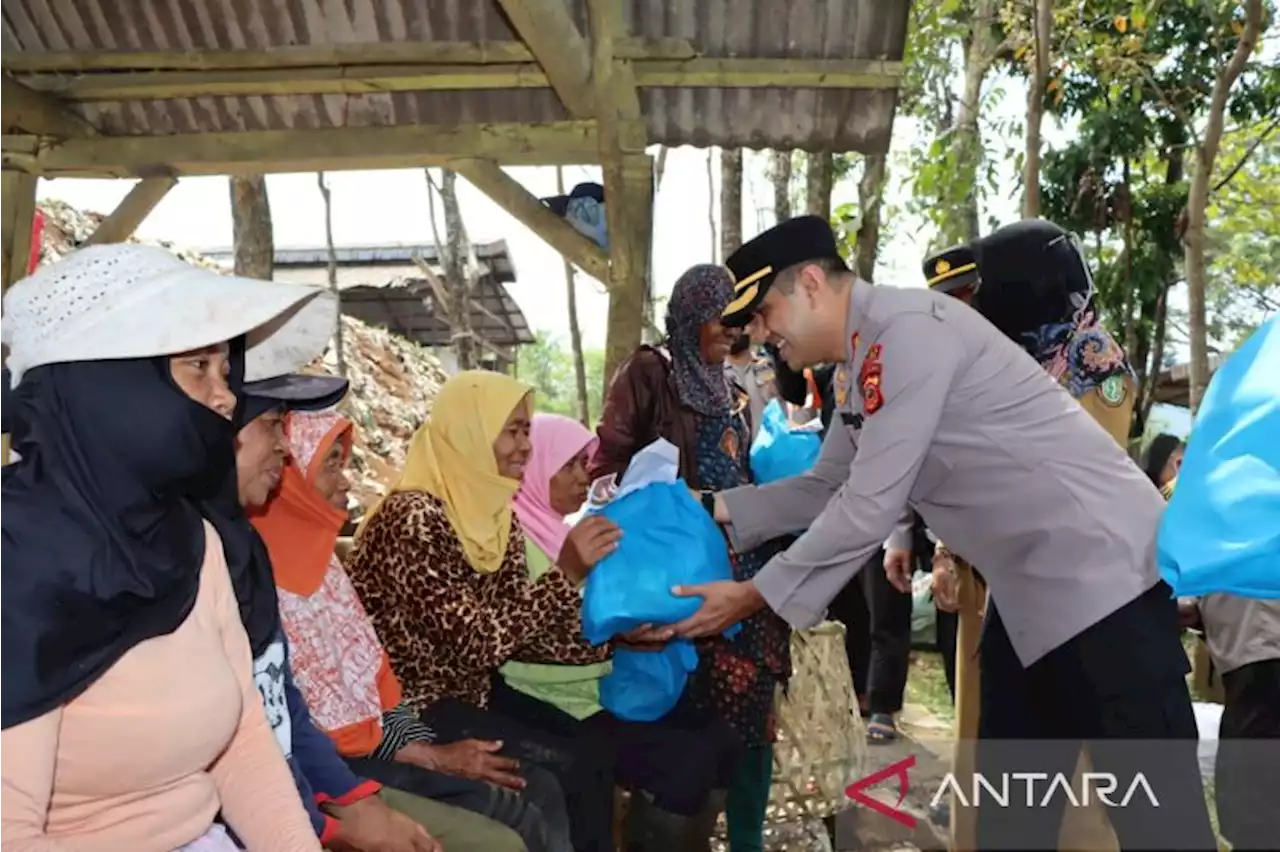 Polisi salurkan paket bantuan untuk warga terdampak kenaikan harga BBM