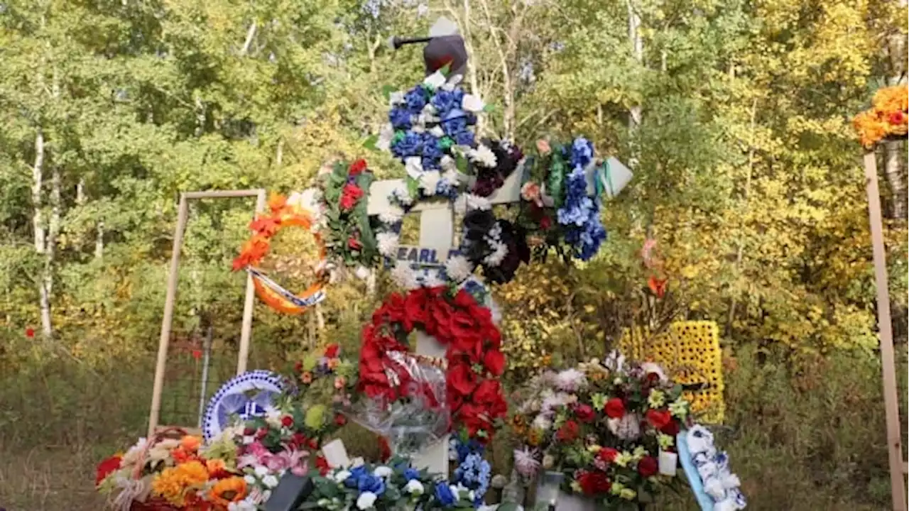 Assembly of First Nations national chief visits cemeteries, memorials in James Smith Cree Nation | CBC News