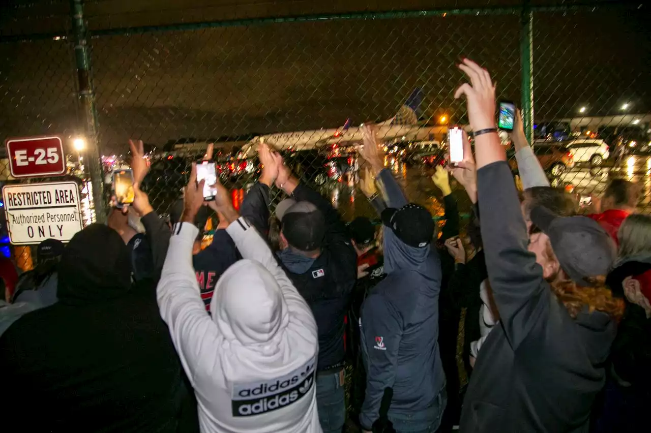 See Guardians return to Cleveland amid hundreds of cheering fans after clinching AL Central crown (photos)