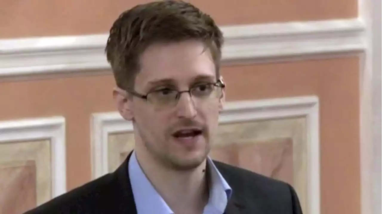 Russia gives citizenship to ex-NSA contractor Edward Snowden