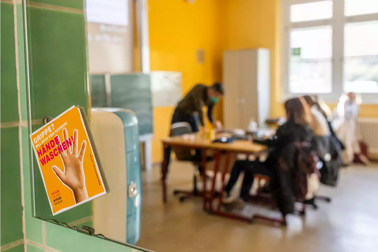 Medienberichte - Lehrergewerkschaften warnen vor Schulschließungen