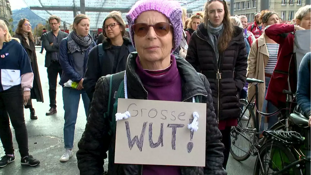 Hunderte Frauen protestieren in Bern gegen höheres Rentenalter