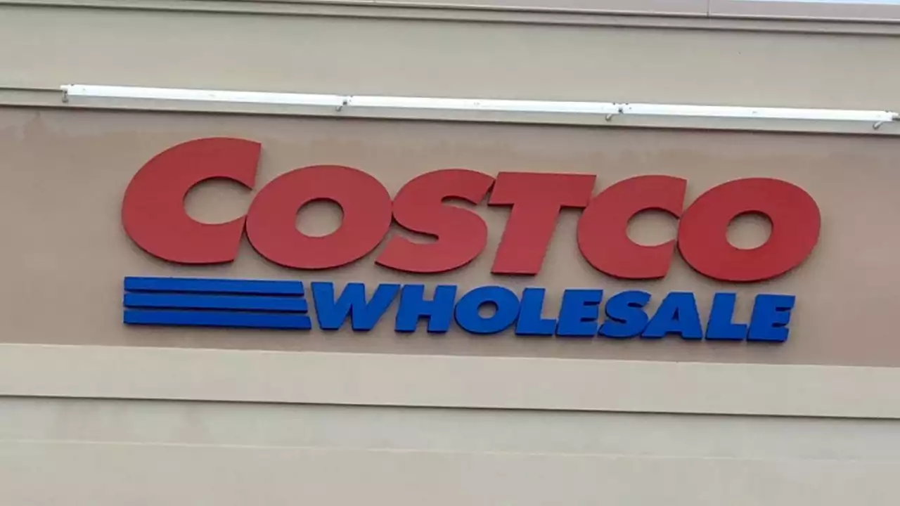 Costco holding line on $1.50 hot dog combo deal, CFO says