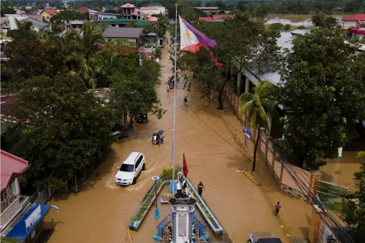 Powerful typhoon leaves 5 rescuers dead in north Philippines