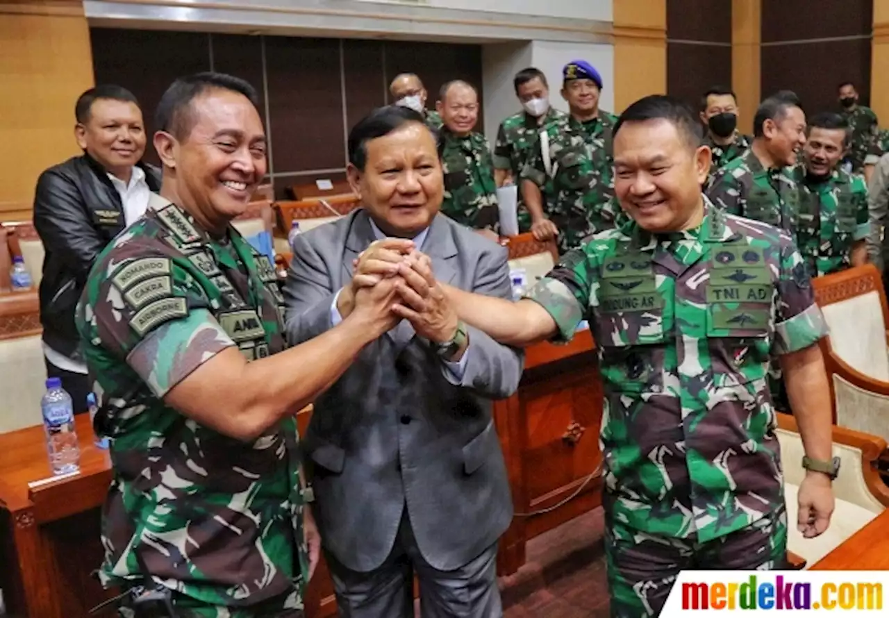 Foto : Dirangkul Prabowo, Panglima TNI Andika dan Kasad Dudung Salam Komando di DPR | merdeka.com