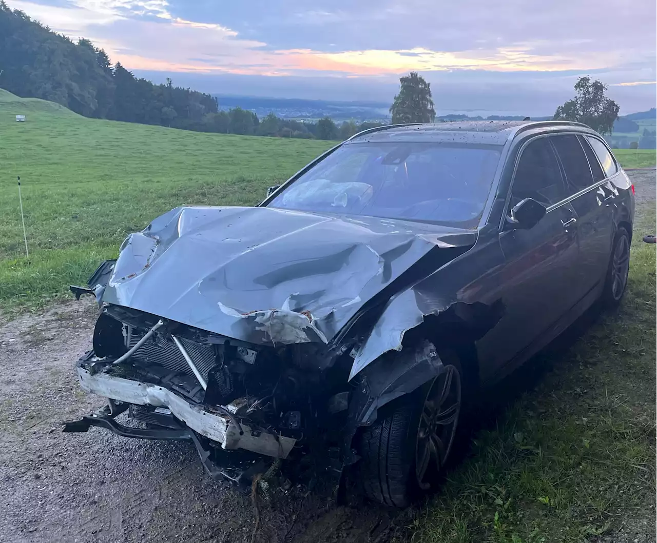 Bazenheid SG: Alkoholisierter Autofahrer (26) kollidiert mit Zaun und zwei Bäumen