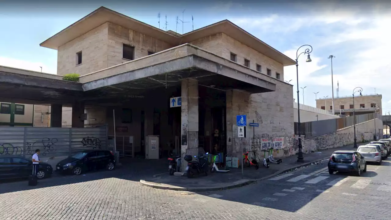 La madre con tre figli piccoli che passa una notte in strada alla stazione Termini