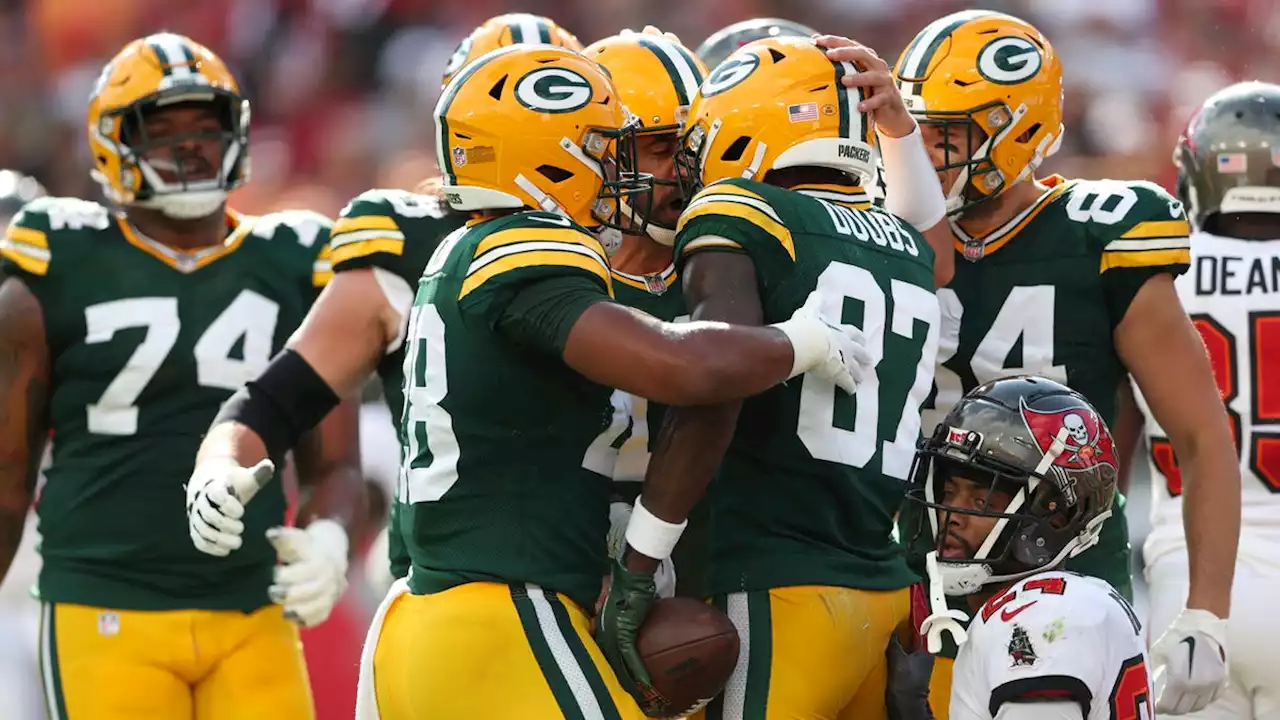 Aaron Rodgers, Packers hold on to beat Buccaneers after Tom Brady's 2-point pass attempt fails