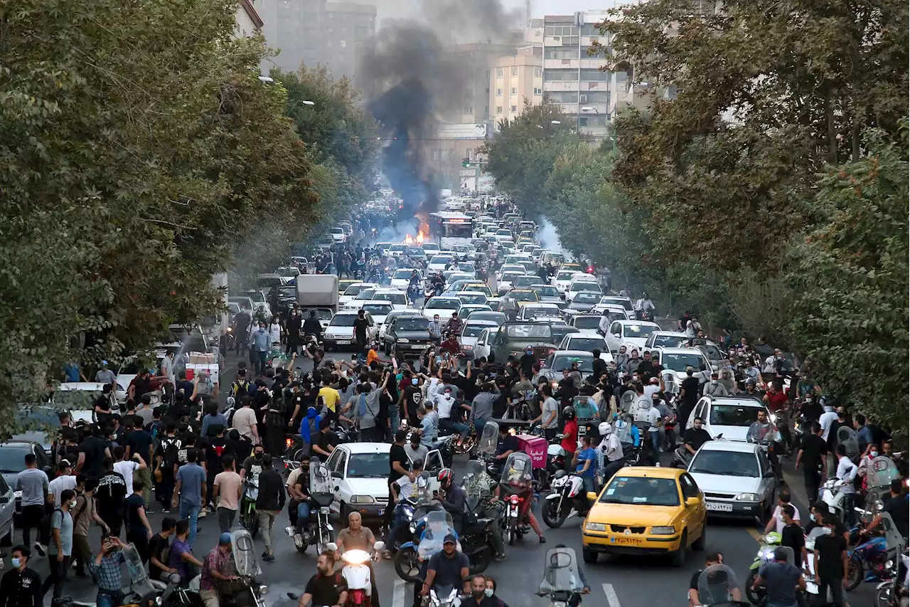 Hevder minst 76 er drept i Iran-demonstrasjoner