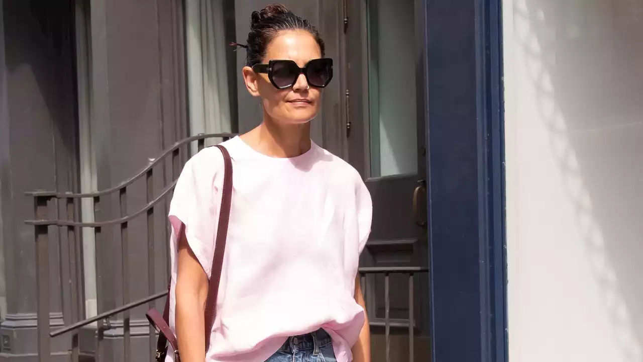 Katie Holmes: Mit dieser Jeans (für unter 50 Euro) setzt die Schauspielerin auf den Anti-Skinny-Jeans-Trend