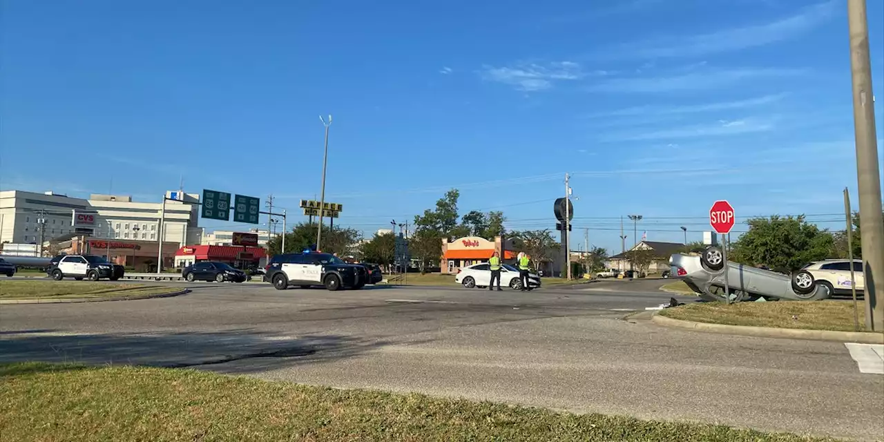 Monday morning Ross Clark Circle wreck causes traffic delays