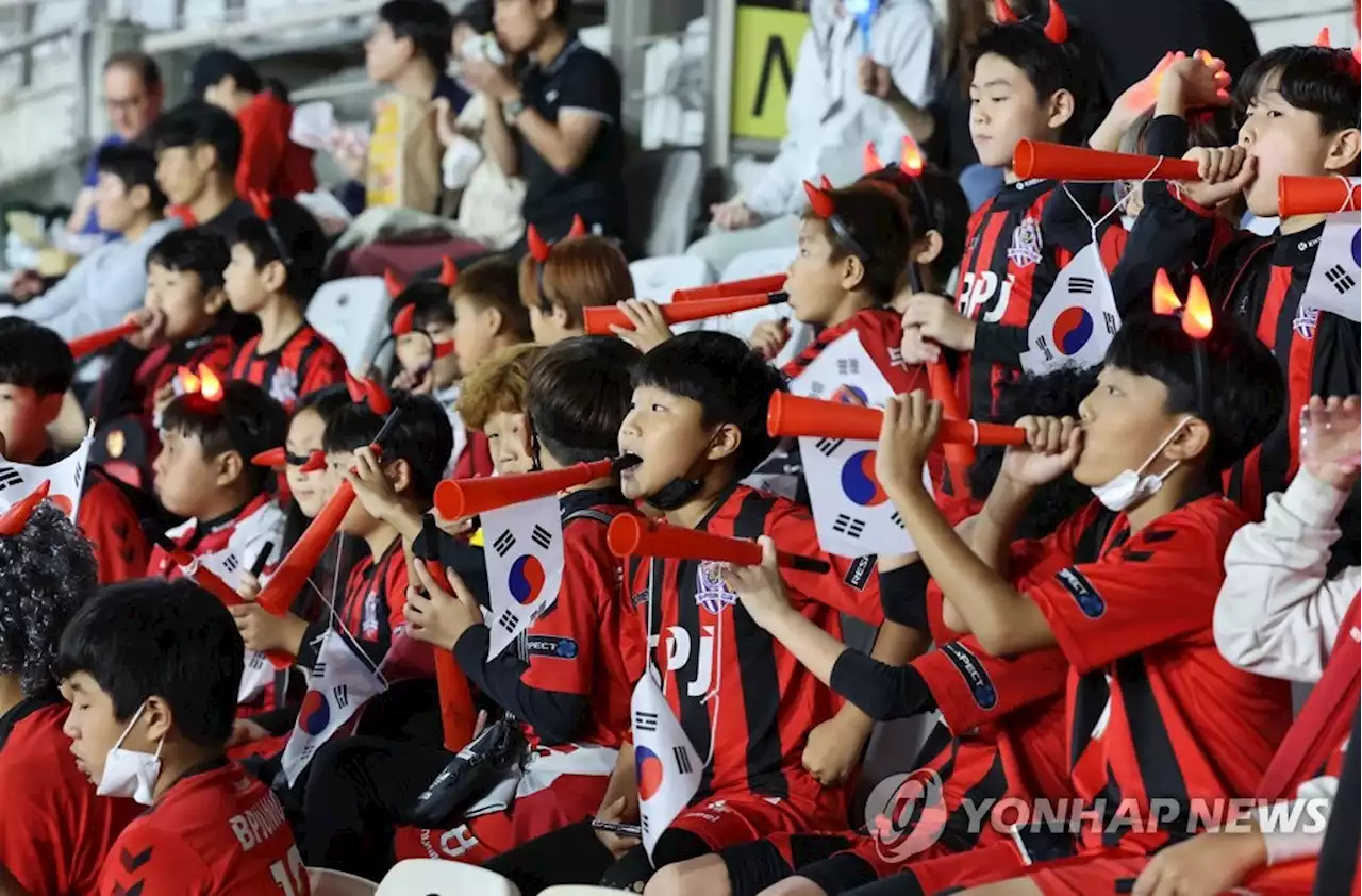 축구팬들 2년 6개월만에 '마스크 벗고 소리질러 대한민국!' | 연합뉴스