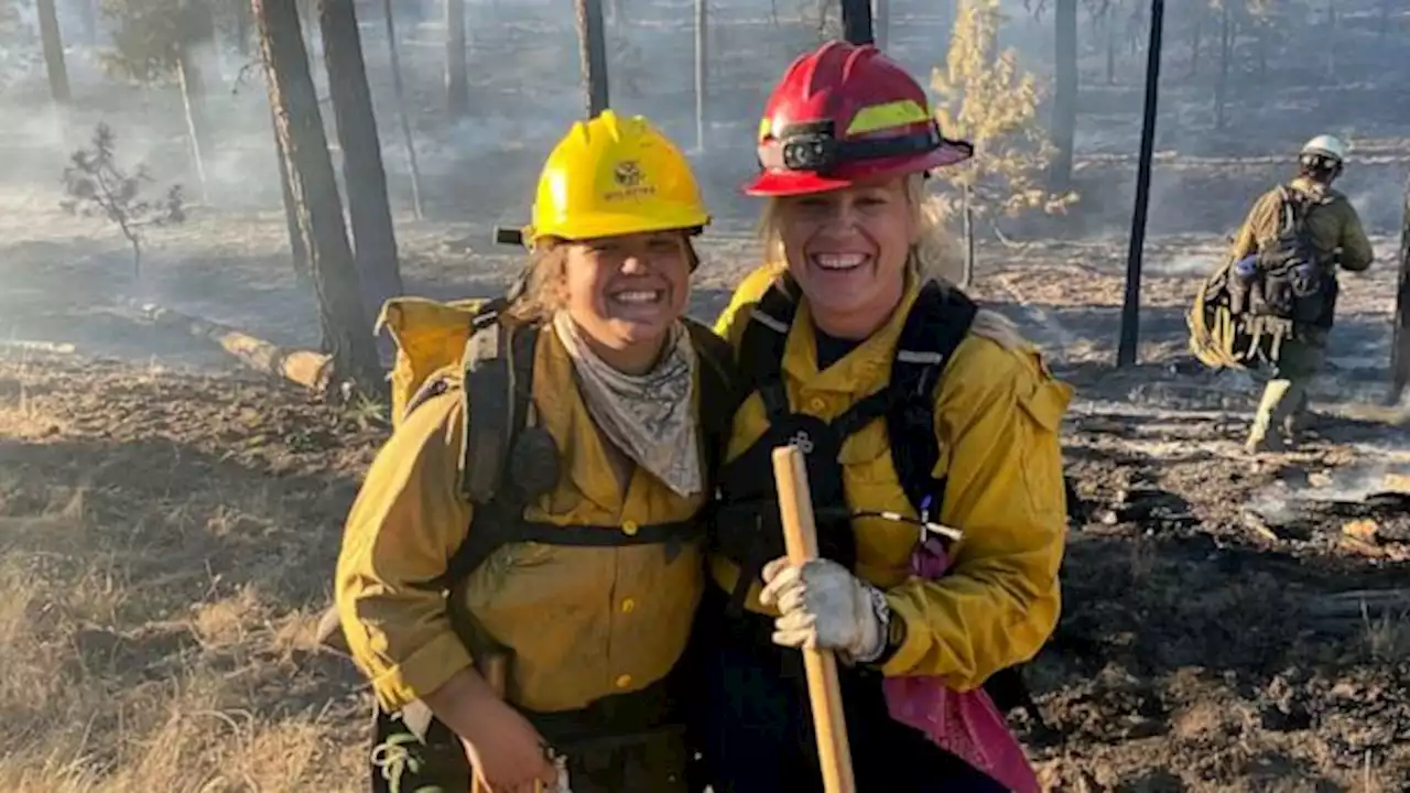 Mother-daughter firefighters team up to battle wildfire