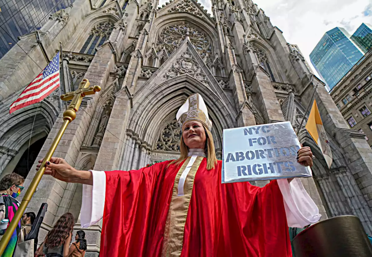 One noisy night of protest against ’40 Days of Life’ anti-abortion campaign at St. Patrick’s Cathedral | amNewYork