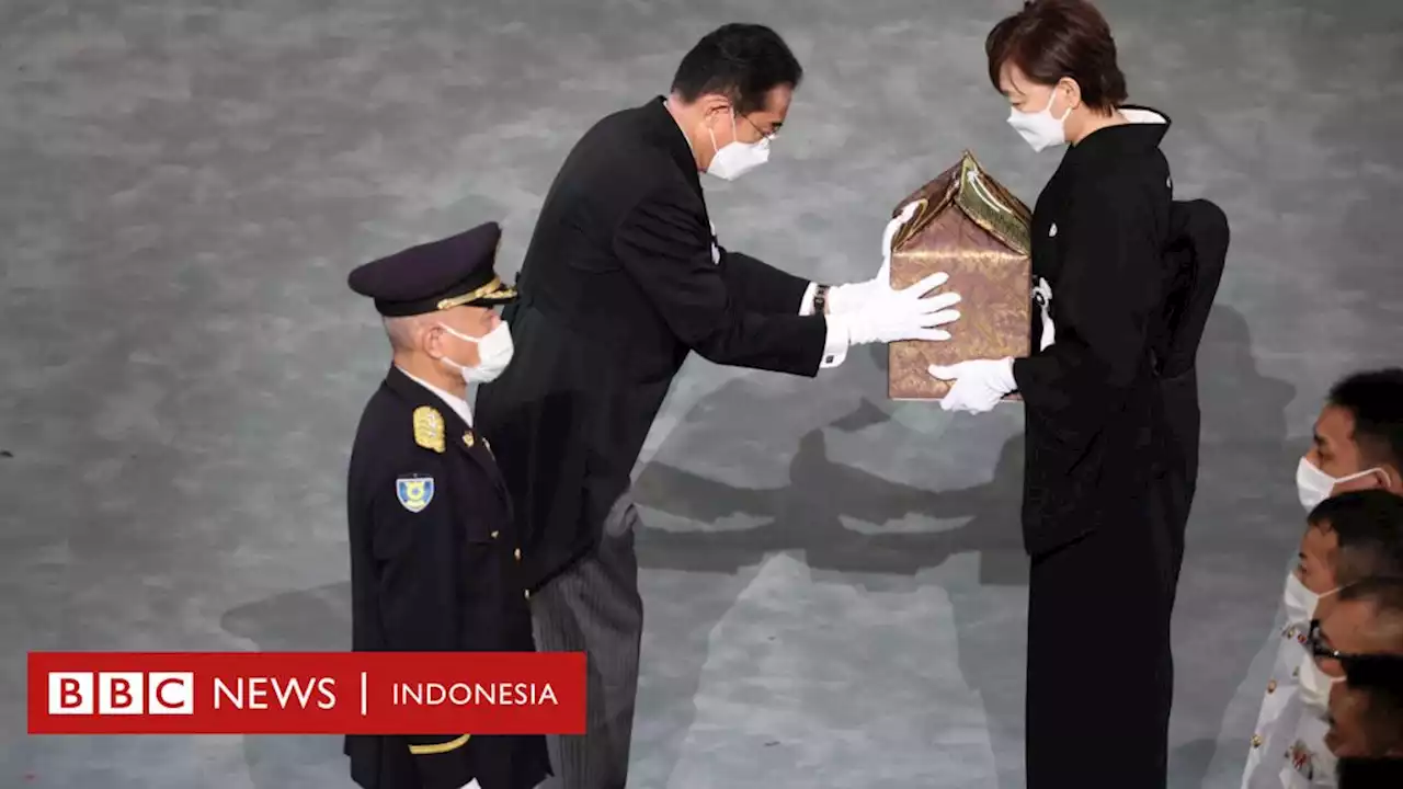 Mantan PM Shinzo Abe dimakamkan secara kenegaraan, masyarakat Jepang terbelah karena biaya 'lebih mahal' dari pemakaman Ratu Elizabeth II - BBC News Indonesia