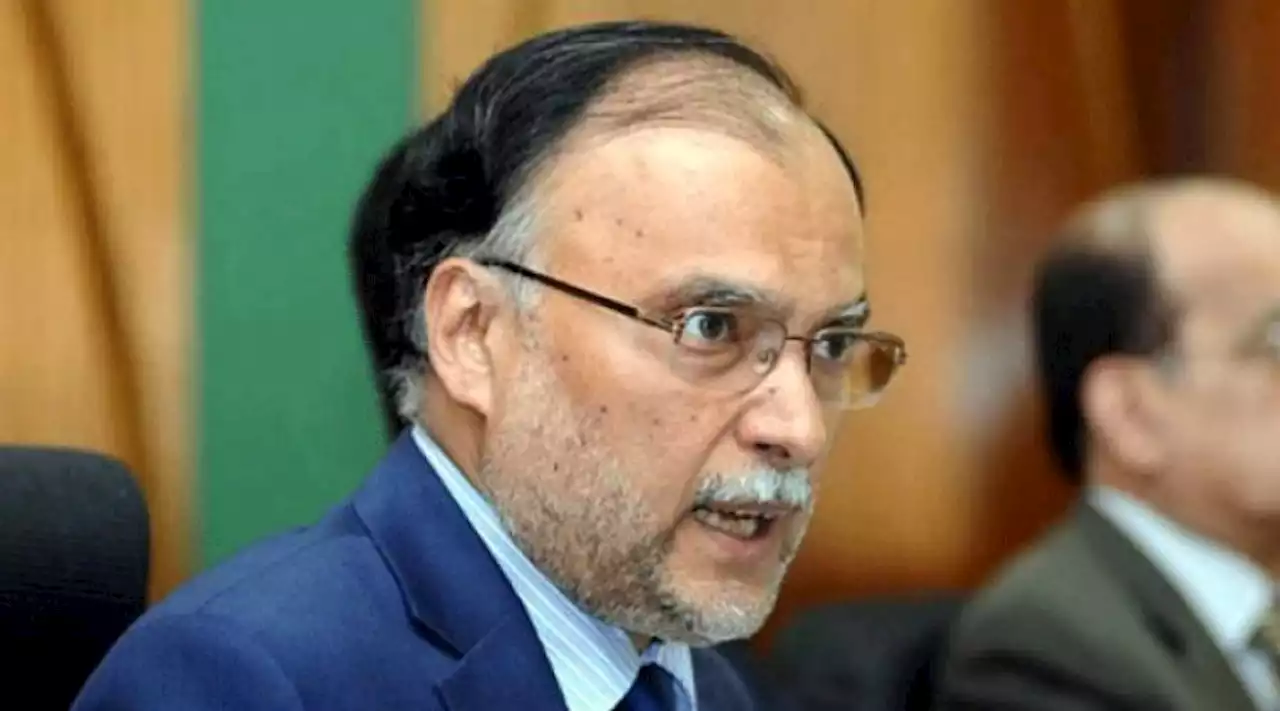بھونگ میں موٹروے انٹرچینج بنانے سے متعلق کیس کی سماعت وفاقی وزیر احسن اقبال خود سپریم کورٹ پیش ہو گئے