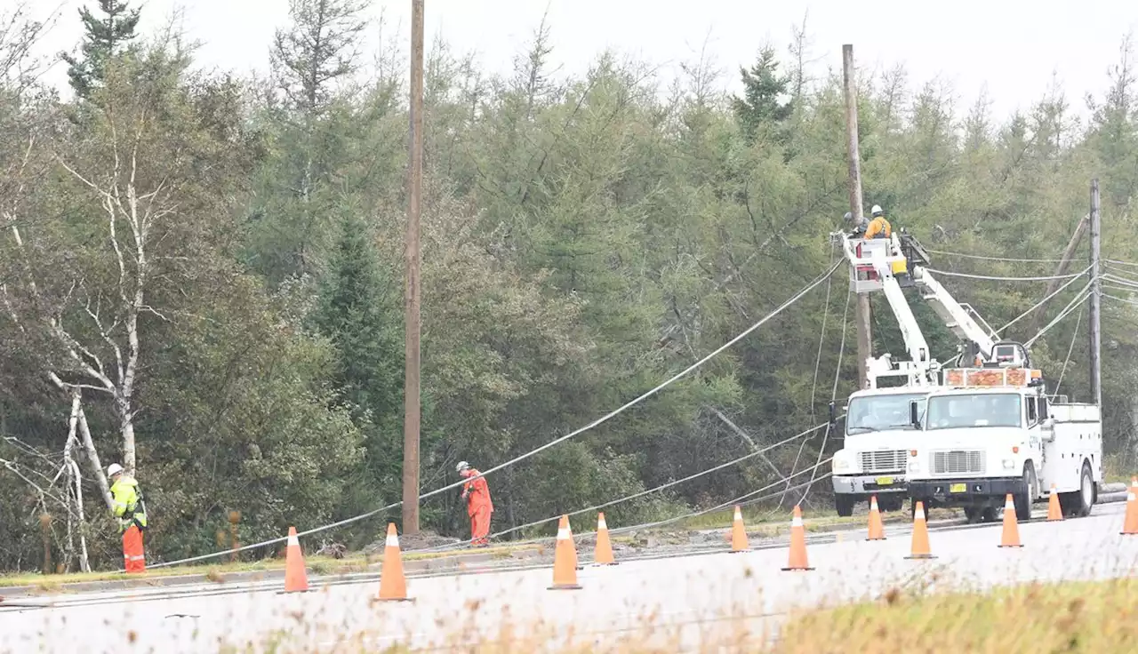 Maine power workers cross border without incident to help in Nova Scotia