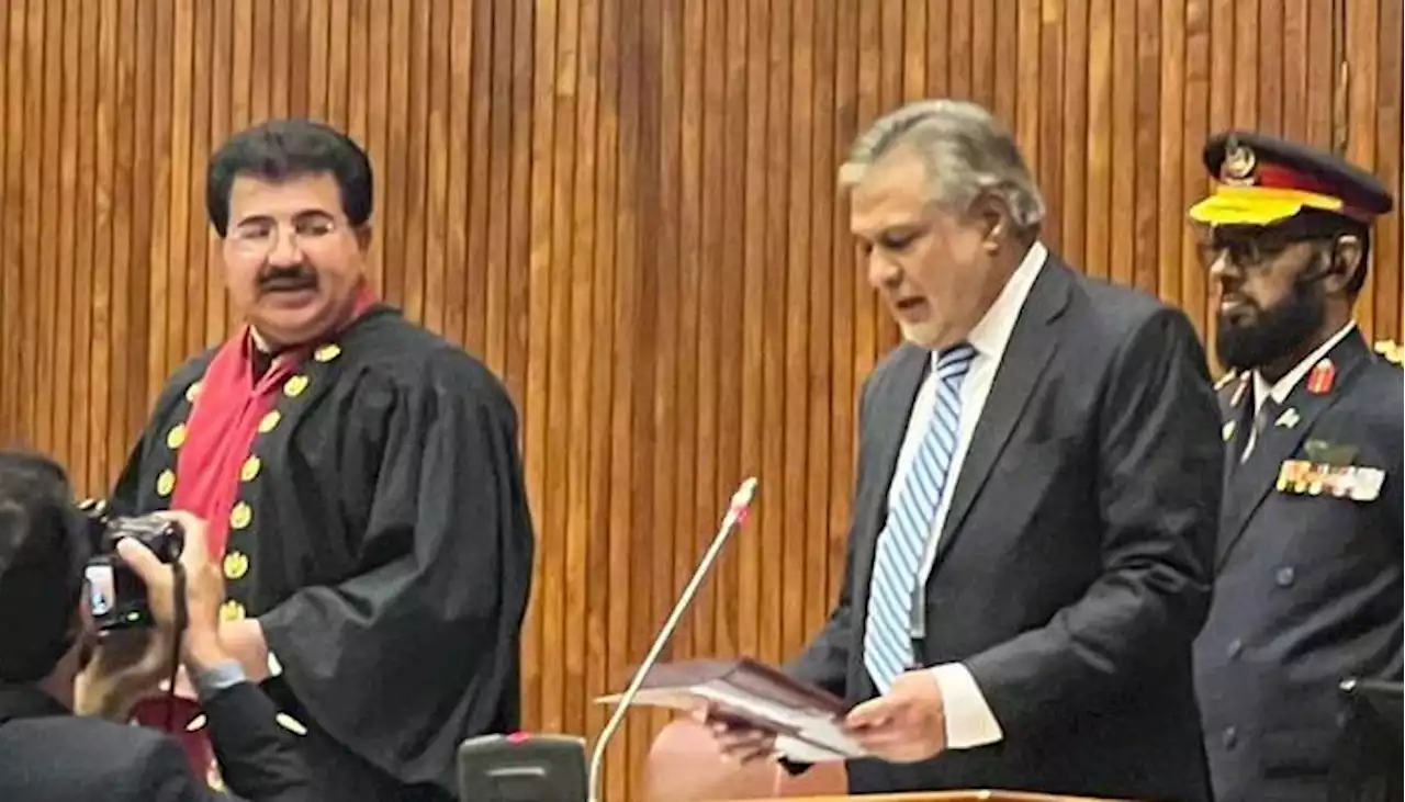 اسحاق ڈار نے سینیٹ کی رکنیت کا حلف اٹھالیا