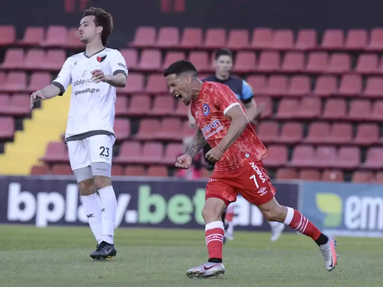 Colón - Argentinos, por la Liga Profesional: la goleada del equipo de Gabriel Milito profundiza la crisis del Sabalero